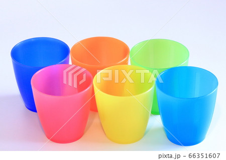 プラスチックのコップ 66351607