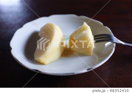 リンゴを食べる リンゴを食べる 66352410