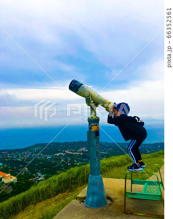 望遠鏡を覗く男の子 66352561