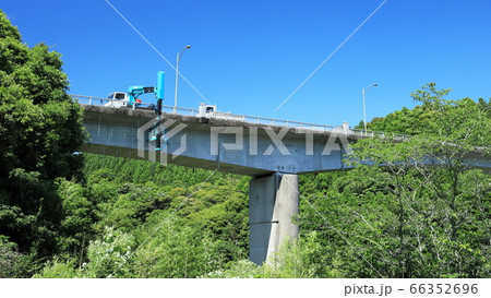 橋梁点検車と青い空（鴛鴦橋） 66352696