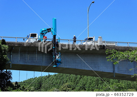 橋梁点検車と青い空（鴛鴦橋） 66352729