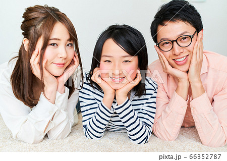 笑顔でこちらを見る家族 66352787
