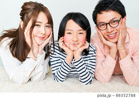 笑顔でこちらを見る家族 66352788