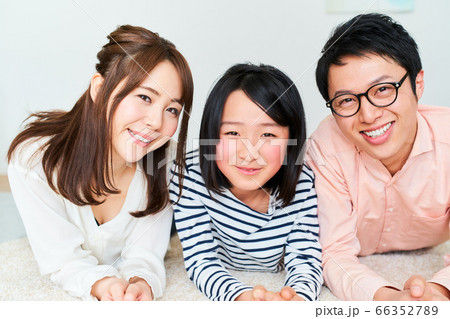 笑顔でこちらを見る家族 笑顔でこちらを見る家族 66352789