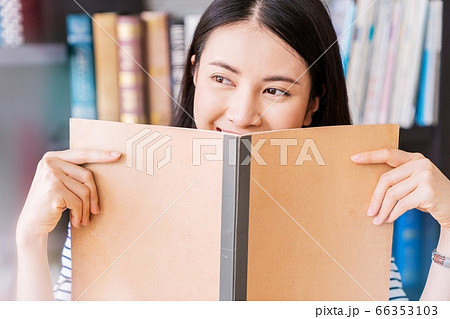 若い 女性 本 読む 読書 楽しむ 図書室 顔 嬉しい 人物 素材 若い 女性 本 読む 読書 楽しむ 図書室 顔 嬉しい 人物 素材 66353103