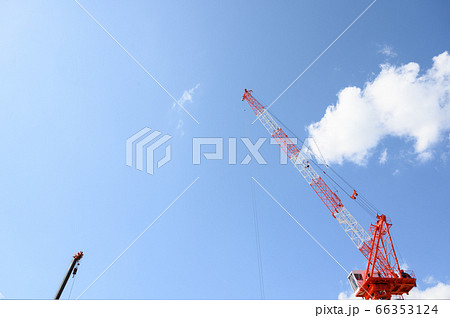 建築現場のクレーン 66353124