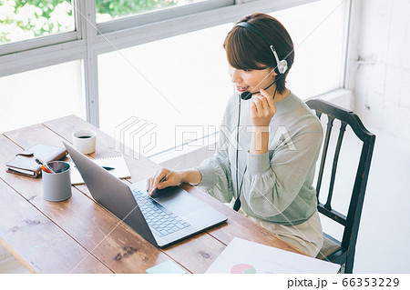 自宅でテレワーク（リモートワーク）をする女性 66353229