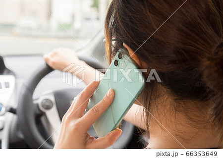 車で電話をする女性 車で電話をする女性 66353649