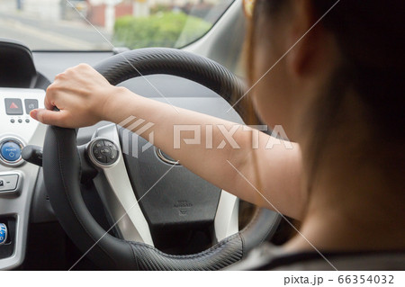 若い女性の車の運転 66354032