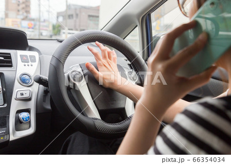 車で電話をする女性 車で電話をする女性 66354034