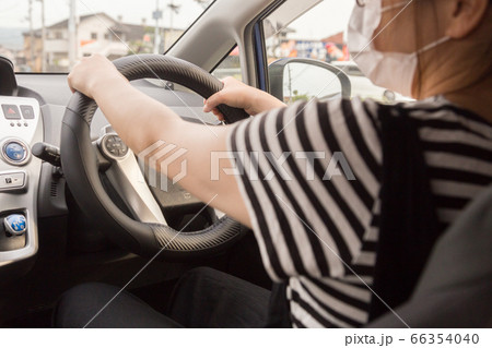 マスクをつけた若い女性の運転 マスクをつけた若い女性の運転 66354040