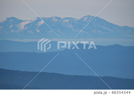 早朝の函岳山頂から見えた山並み(北海道) 早朝の函岳山頂から見えた山並み(北海道) 66354344