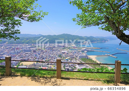 兵庫県　淡路島　洲本城跡から市街を望む 66354896