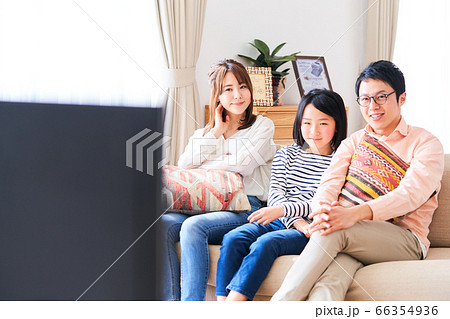 テレビを見る家族 テレビを見る家族 66354936