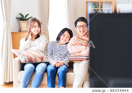 テレビを見る家族 66354944