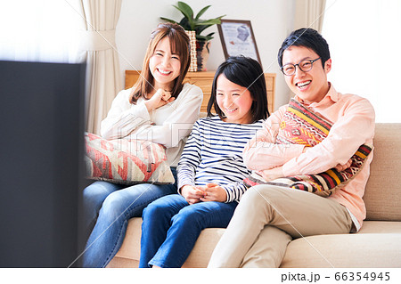 テレビを見る家族 66354945