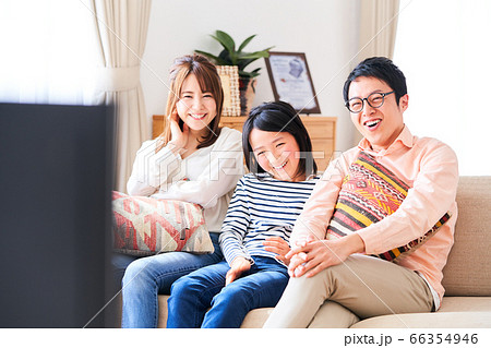 テレビを見る家族 66354946