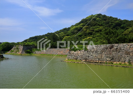 【山口県】晴天下の萩城天守跡と指月山 【山口県】晴天下の萩城天守跡と指月山 66355400