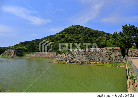 【山口県】晴天下の萩城天守跡と指月山 66355402