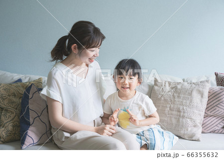 ソフェのうえで会話する親子 ソフェのうえで会話する親子 66355632