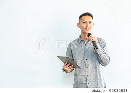 セミナー・講習会でマイクを使って話す男性 セミナー・講習会でマイクを使って話す男性 66356633