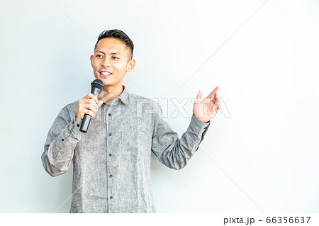 セミナー・講習会でマイクを使って話す男性 66356637