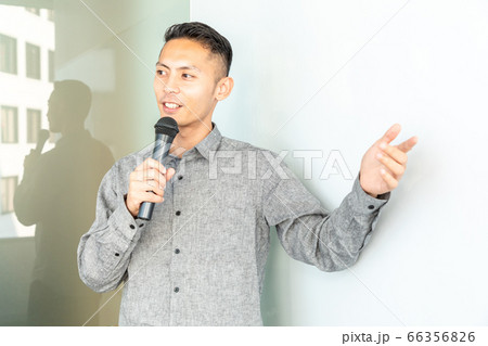 セミナー・講習会でマイクを使って話す男性 セミナー・講習会でマイクを使って話す男性 66356826