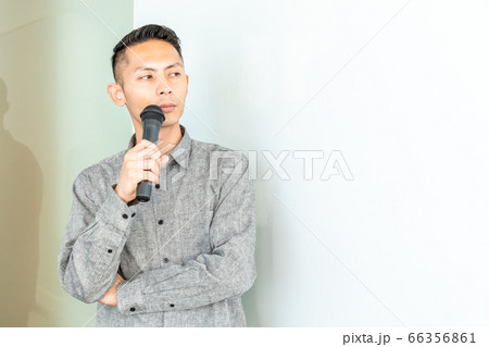 セミナー・講習会でマイクを使って話す男性 66356861