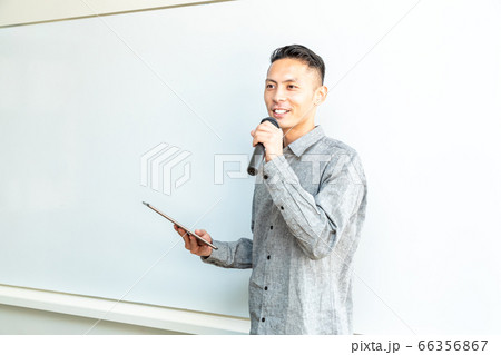 セミナー・講習会でマイクを使って話す男性 セミナー・講習会でマイクを使って話す男性 66356867