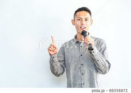 セミナー・講習会でマイクを使って話す男性 セミナー・講習会でマイクを使って話す男性 66356872