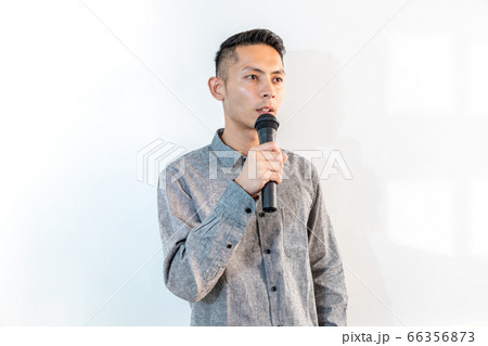 セミナー・講習会でマイクを使って話す男性 セミナー・講習会でマイクを使って話す男性 66356873