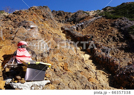 地獄の風景を思わせる八ヶ岳の地蔵尾根付近の岩に覆われた登山道 66357338