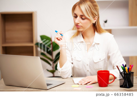 Young female businesswoman working in her office on laptop 66358485