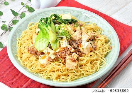 オリジナル料理のマーボー焼きそば、麻婆ヤキソバ、麻婆焼そば。 オリジナル料理のマーボー焼きそば、麻婆ヤキソバ、麻婆焼そば。 66358866