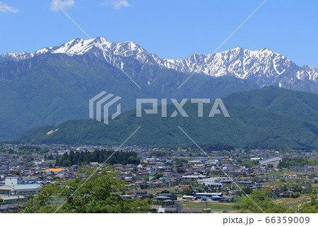 信濃大町　初夏の北アルプスと市街地 66359009