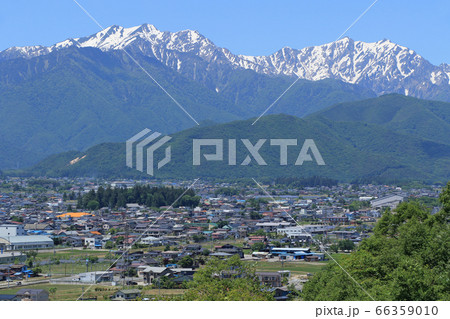 信濃大町 初夏の北アルプスと市街地 信濃大町 初夏の北アルプスと市街地 66359010