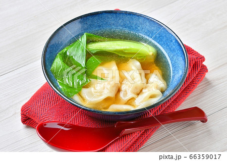 ワンタンスープ、青梗菜入り。雲呑スープ。 66359017