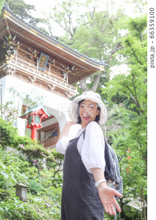 神奈川県藤沢市江の島を楽しむ旅ガール 旅女子  66359100