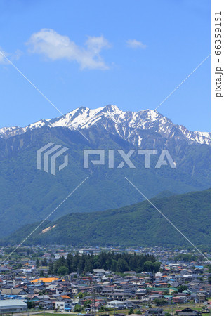 信濃大町　初夏の北アルプスと市街地 66359151