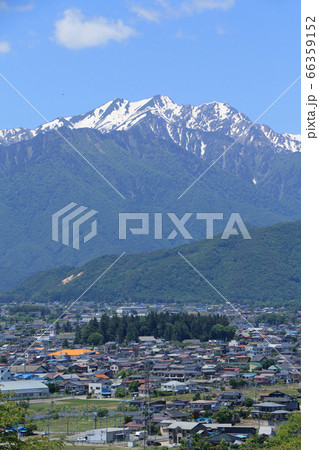 信濃大町　初夏の北アルプスと市街地 66359152