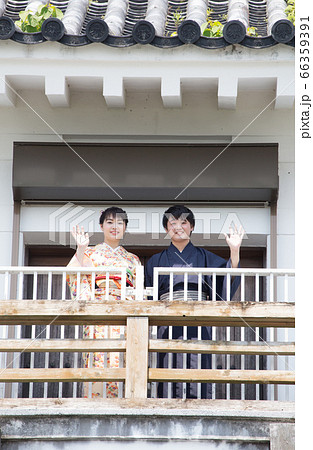 杵築城の展望台から手をふる 66359391