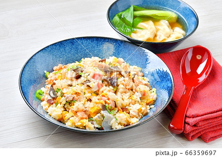 コロナ対策に!ビタミンDチャーハン(ビタミンD食材炒飯)!銀鮭(シャケ)+キクラゲ+卵(万能栄養素) コロナ対策に!ビタミンDチャーハン(ビタミンD食材炒飯)!銀鮭(シャケ)+キクラゲ+卵(万能栄養素) 66359697