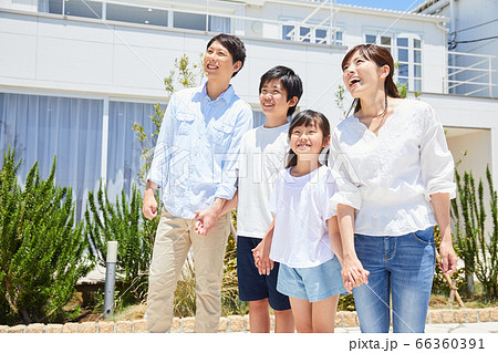 青空の下マイホームの前に立ち空を見るファミリー 青空の下マイホームの前に立ち空を見るファミリー 66360391