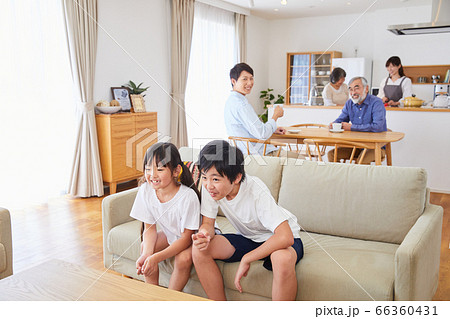 ソファーに座りテレビ鑑賞する3世代ファミリー リビングダイニング ソファーに座りテレビ鑑賞する3世代ファミリー リビングダイニング 66360431