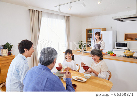 自宅で食事をする3世代ファミリー 66360871