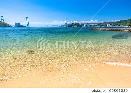 《愛媛県》美しい瀬戸内海・来島海峡大橋をのぞむ大島のビーチ 66361089