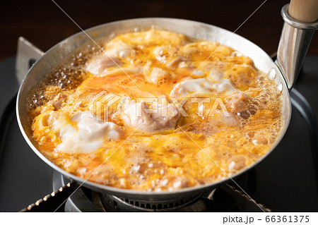 親子丼を調理する 66361375