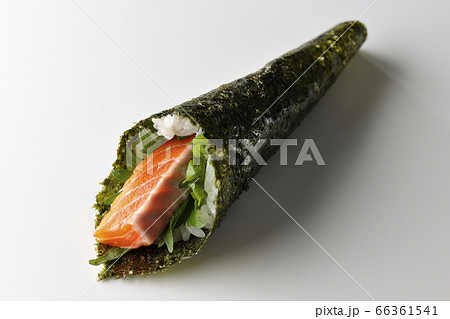 はみ出るサーモンと大葉の手巻きずし（白背景） 66361541