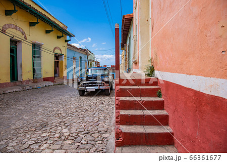 キューバ トリニダーの町中 カラフルなカサ (民泊)とクラシックカーのタクシー キューバ トリニダーの町中 カラフルなカサ (民泊)とクラシックカーのタクシー 66361677