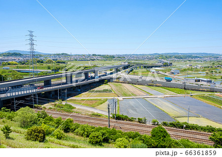 水田と鉄道のある風景　市街地　京都府木津川市　初夏 66361859